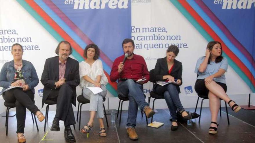 Vanessa Angustia, Fernán Vello, Alexandra Fernández, Antón Gómez-Reino, Yolanda Díaz y Ángela Rodríguez, ayer. // Xoán Álvarez