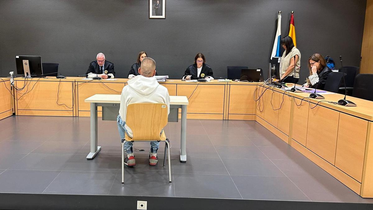 El acusado Jacob H. D., de espaldas, este miércoles en el juicio celebrado en la Audiencia Provincial de Las Palmas.