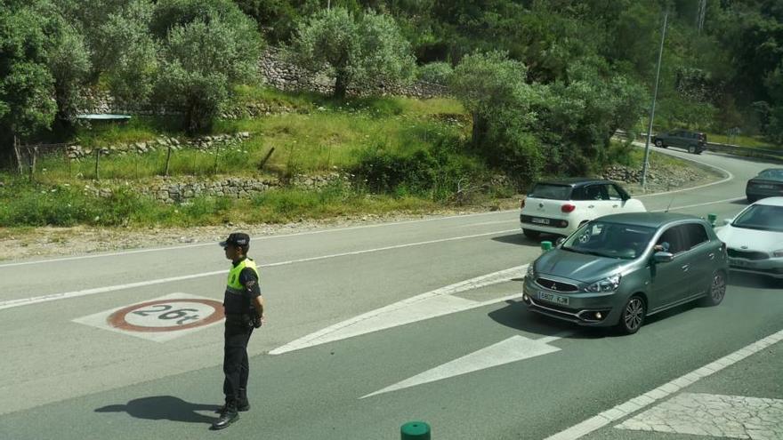 El túnel de Sóller, cortado en dirección a Palma al perder la carga un camión