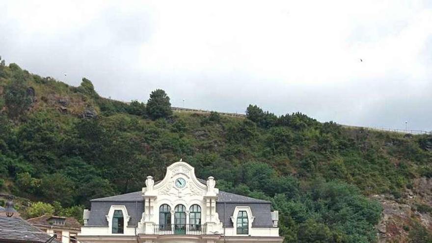 El mercadillo de Luarca, a la remozada plaza