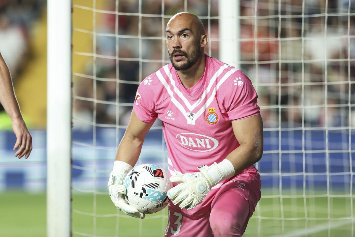 Marko Dmitrovic of RCD Espanyol in action during the Spanish league, LaLiga EA Sports, football match played between Rayo Vallecano and RCD Espanyol at Vallecas stadium on April 23, 2026, in Madrid, Spain. AFP7 23/04/2026 ONLY FOR USE IN SPAIN