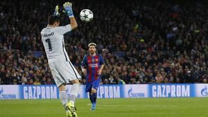 Claudio Bravo, en la jugada que le costó la expulsión en el Camp Nou.