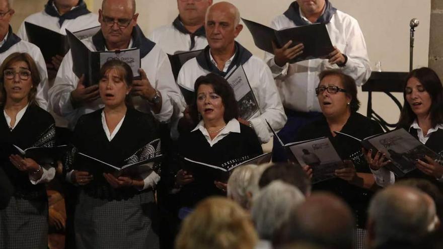 El &quot;Coro de La Bodega&quot;, durante una actuación en Avilés.