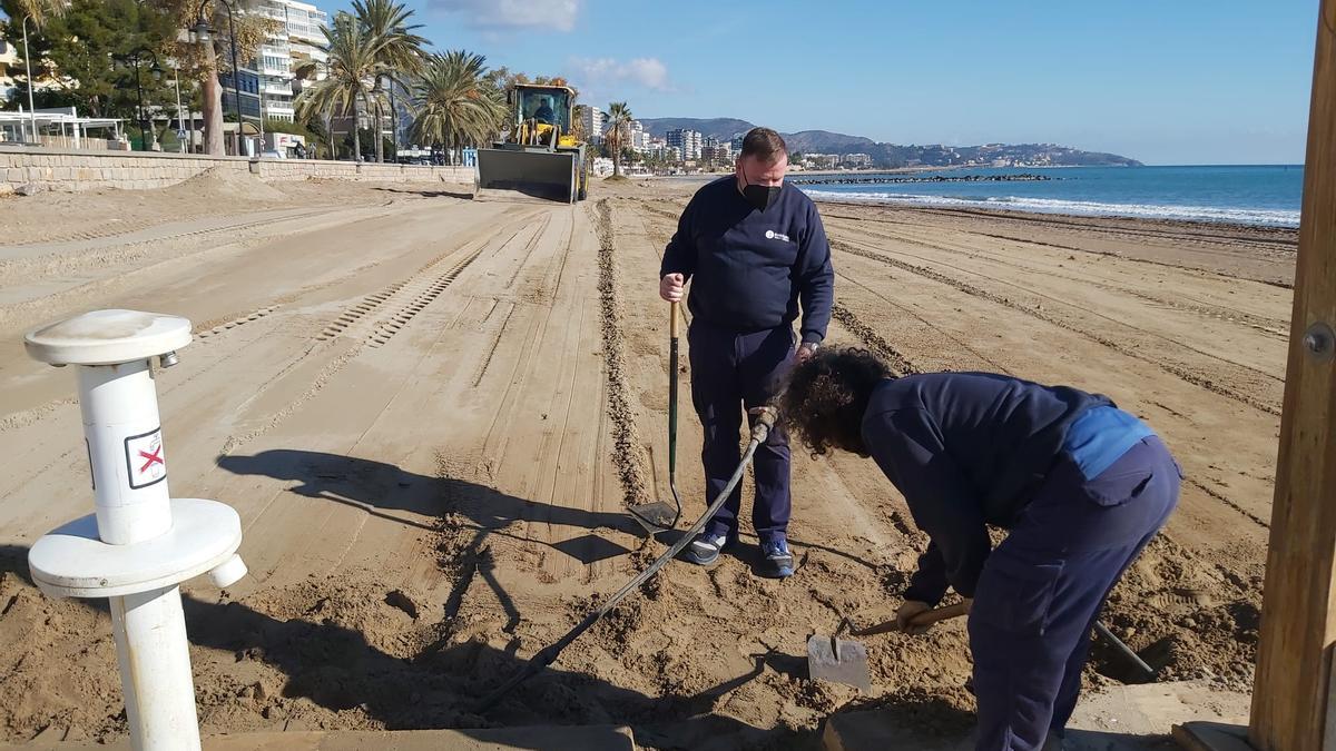 Los operarios de la brigada municipal trabajan durante todo el año en la adecuación de las playas de todo el litoral.