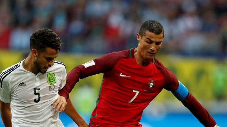 Cristiano controla un balón en el partido ante México. // Reuters