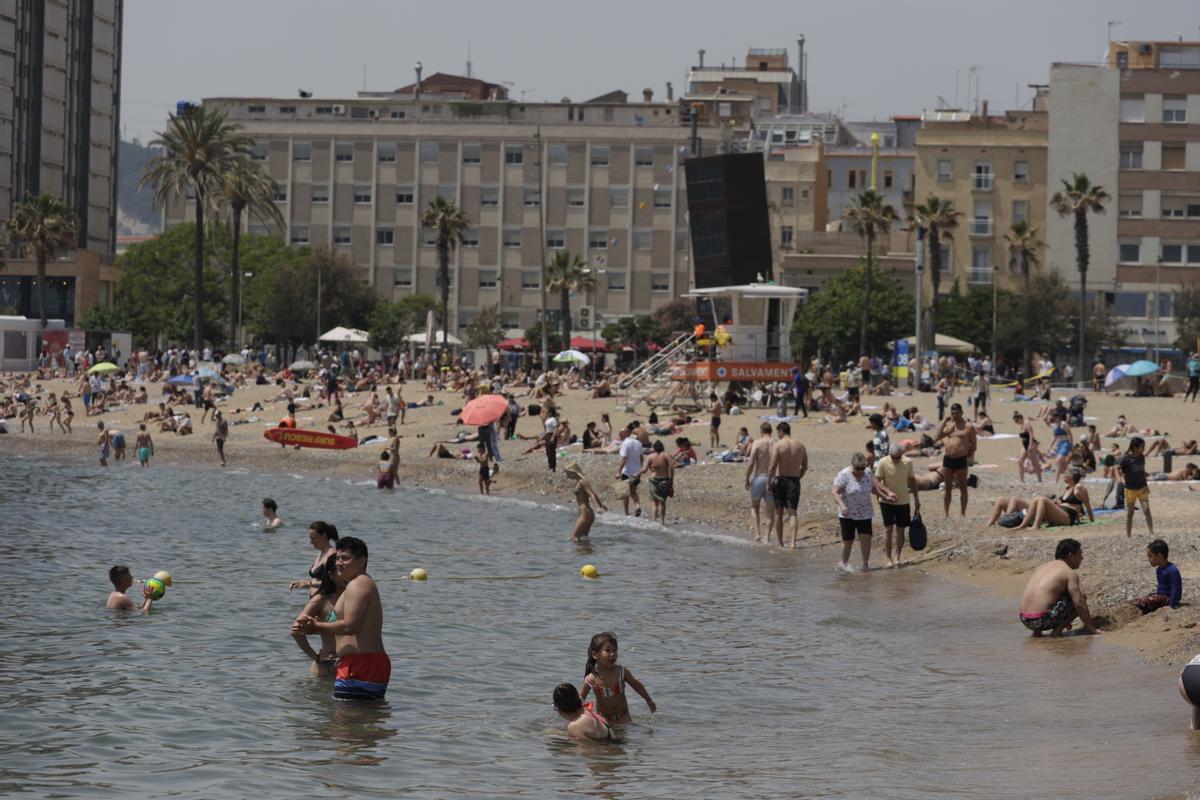 Vuelve el buen tiempo tras las lluvias: playas de la Barceloneta llenas de gente