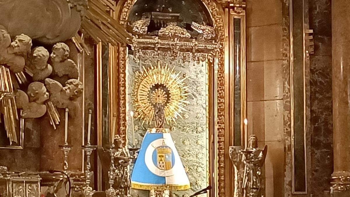 La Virgen del Pilar, con el manto de la Federación