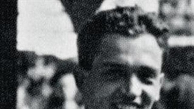 Francesc Boix marcha tras un gendarme en la conocida imagen de Robert Capa de una columna de prisioneros republicanos enBarcarès.