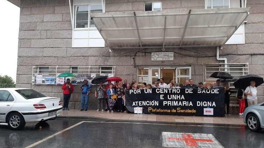 Concentración de médicos y usuarios, el pasado jueves, ante la Casa do Mar moañesa. // G.N.