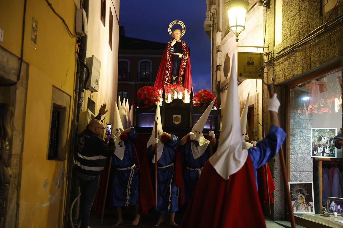EN IMÁGENES: La multitudinaria procesión del Encuentro en Avilés