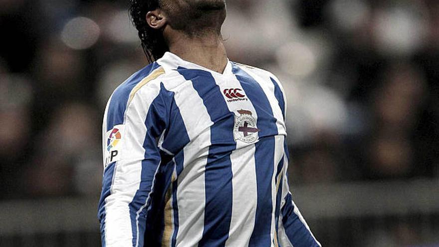 Bodipo, sobre el césped del Bernabéu. / emilio naranjo / efe