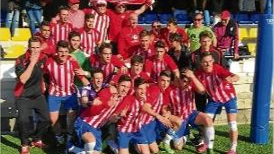 Els jugadors del Girona celebren la permanència al final del partit.