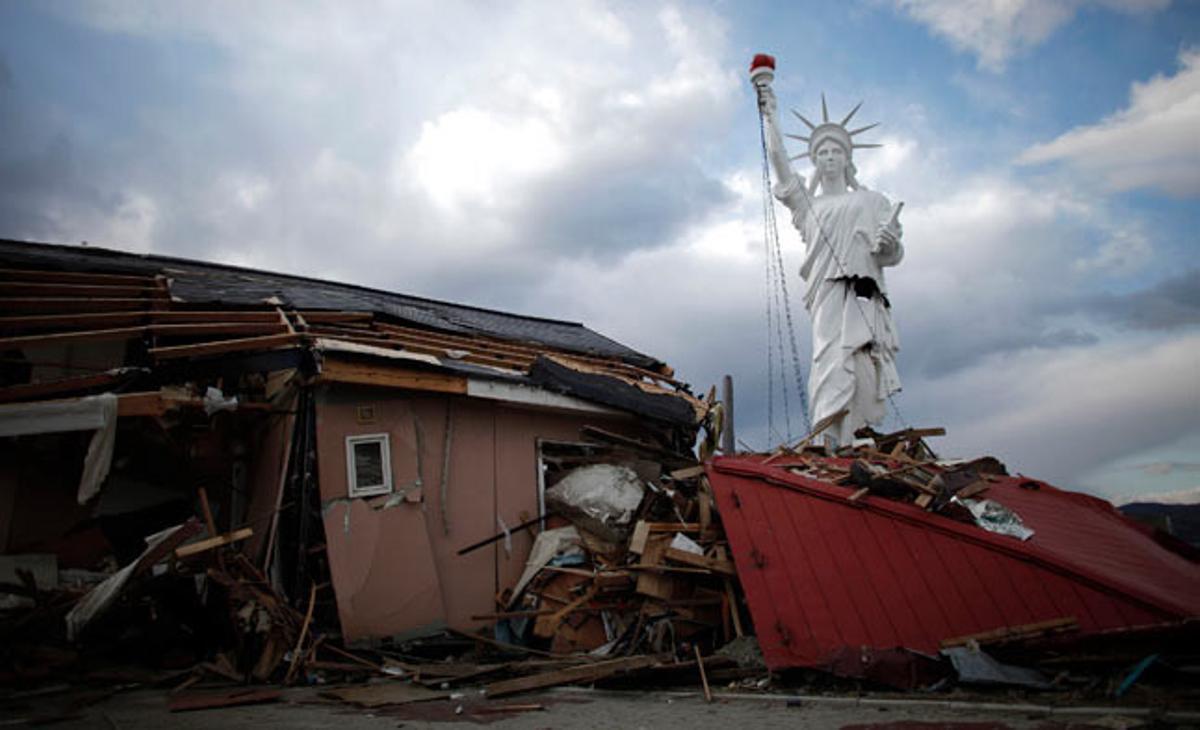 Una rèplica de l’estàtua de la llibertat es troba en una zona destruïda pel terratrèmol i tsunami de l’11 de març, a Ishinomaki (Japó)