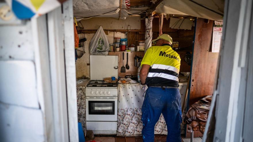 Santa Cruz de Tenerife derriba una de las últimas chabolas del Pancho Camurria