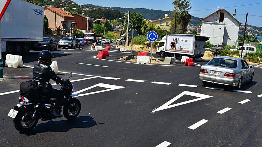 La nueva glorieta de Castrelo, en Bueu, entró ayer en servicio.   | GONZALO NÚÑEZ