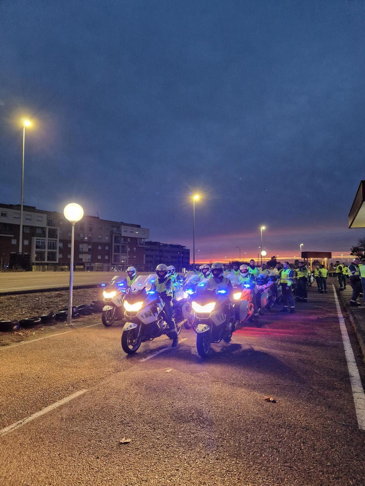 Efectivos de la Guardia Civil, durante una formación como conductores de motocicleta.
