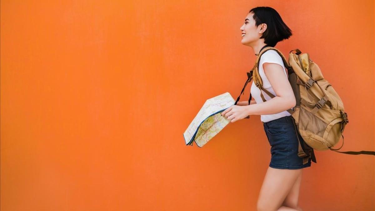 Una chica de viaje con un mapa