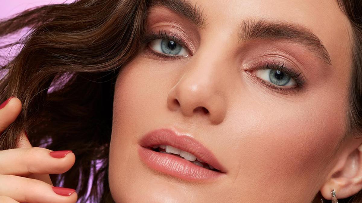 ¡Efecto buena cara al instante! Maquilla y trata tu piel con el nuevo sérum con color de Revlon