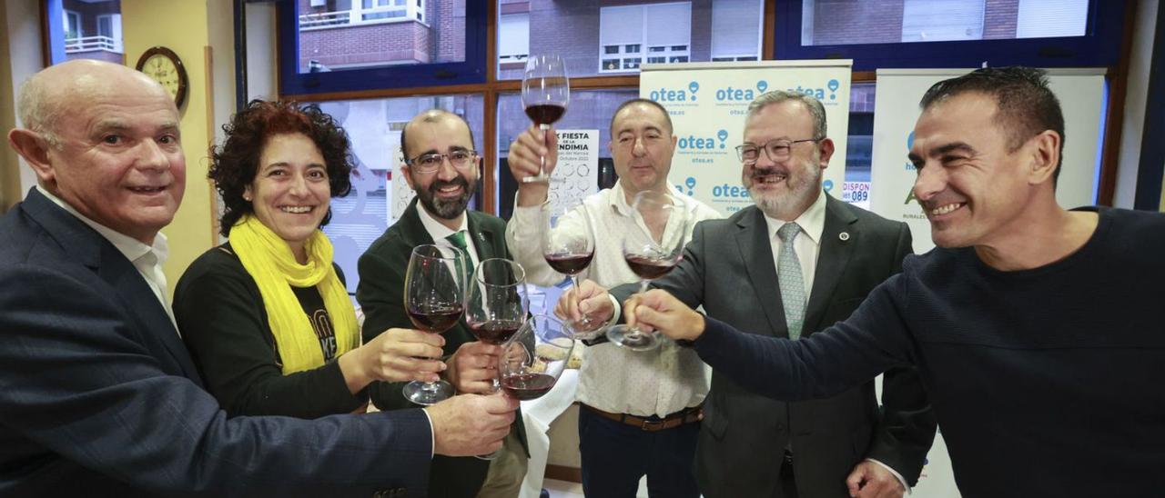 Raúl Teimil, Begoña Cueto, José Víctor Rodríguez, Manuel García, Alfredo García Quintana y David González, ayer, en Oviedo, durante la presentación de la cita. | Irma Collín