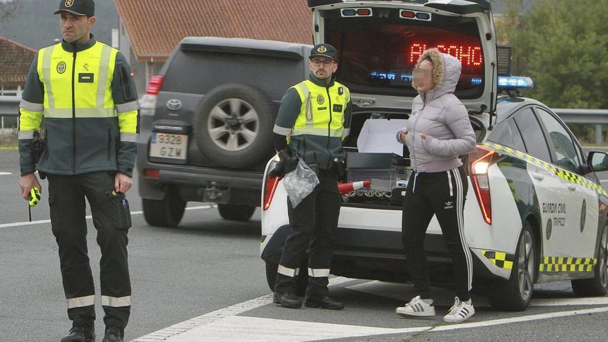 Uno de los controles habilitados ayer en la OU-101 y que estarán por todas las carreteras. |  I. Osorio