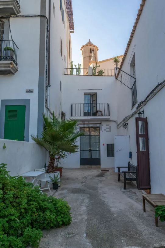 A la venta un edificio con dos apartamentos y negocio en Ibiza por 625.000 euros