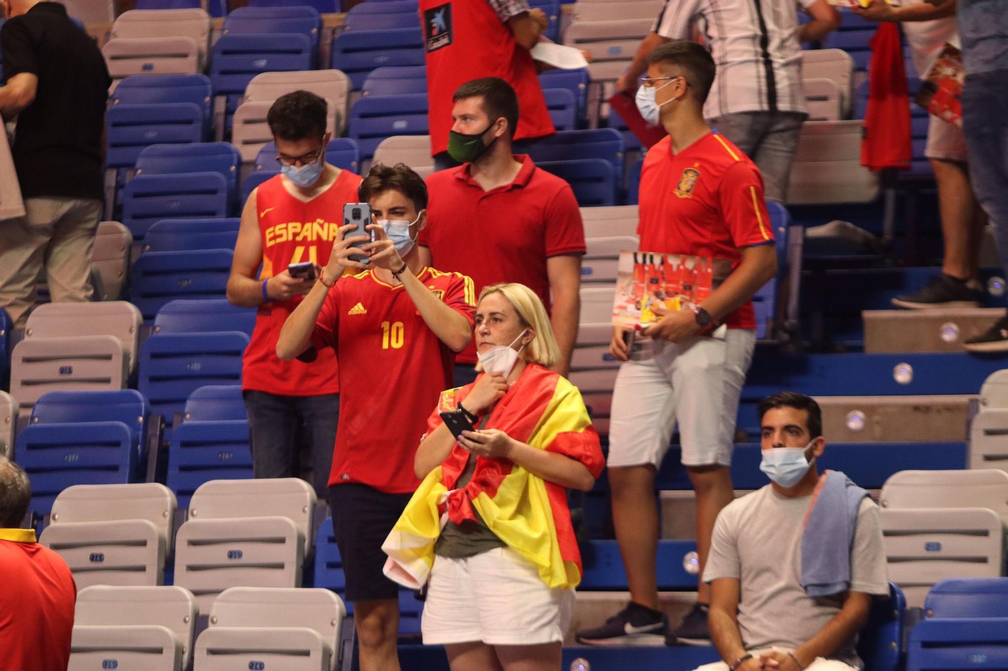 Ambiente en las gradas del Carpena en la previa del España - Francia.