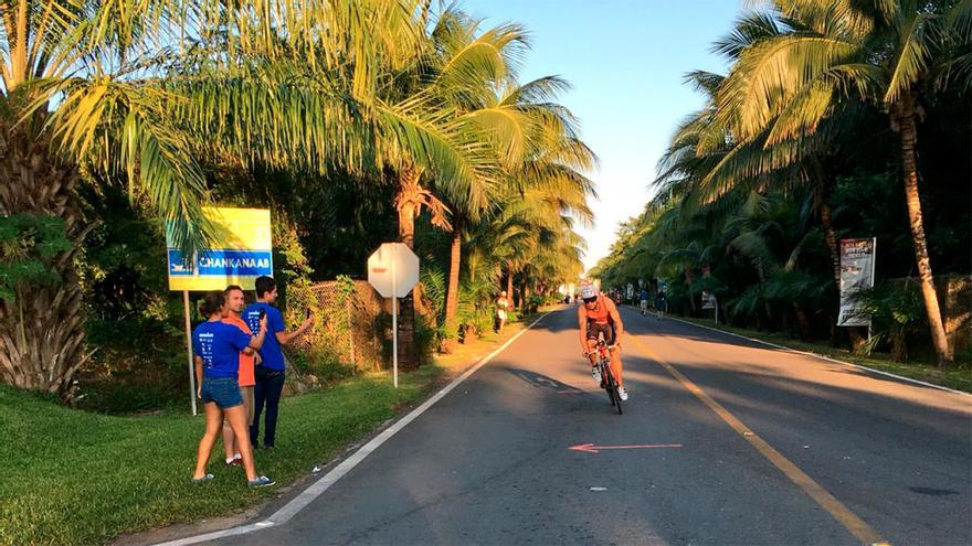 Iván Raña, durante el segmento de bicicleta en Cozumel. // @ivanranafuentes