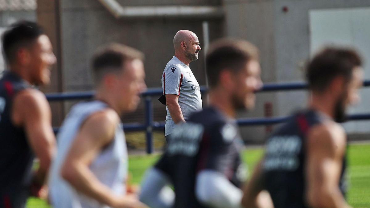 Paco López, en un entrenamiento del Levante UD en la ciudad deportiva de Buñol. | FRANCISCO CALABUIG