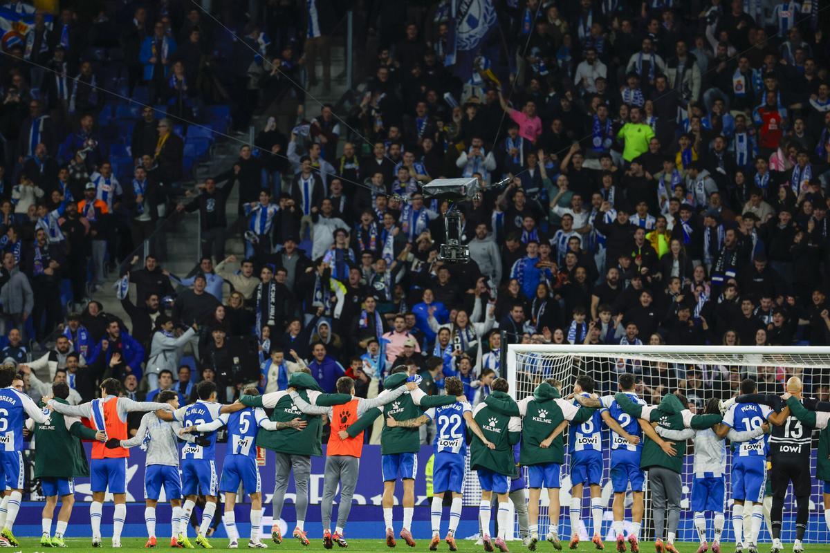 Los jugadores del Espanyol celebran el triunfo ante el Rayo con su afición.