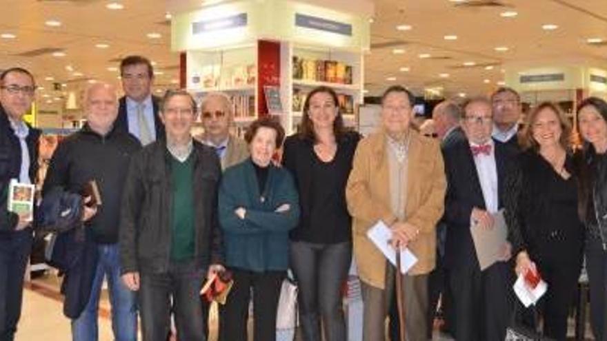 Participantes de la lectura de las obras del escritor, en El Corte Inglés de Colón, ayer.