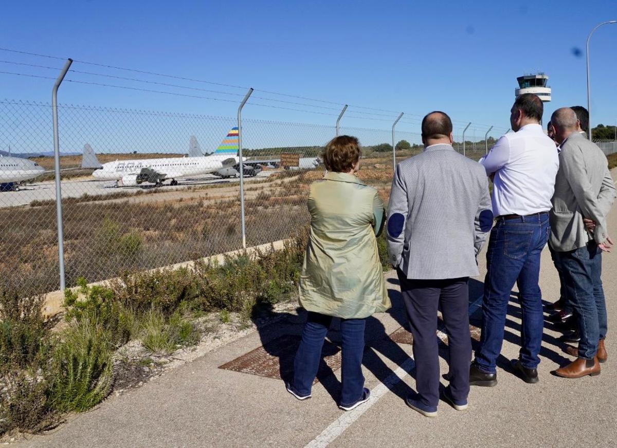 Cargos populares, entre ellos Aguilella, en el aeropuerto de Castellón.