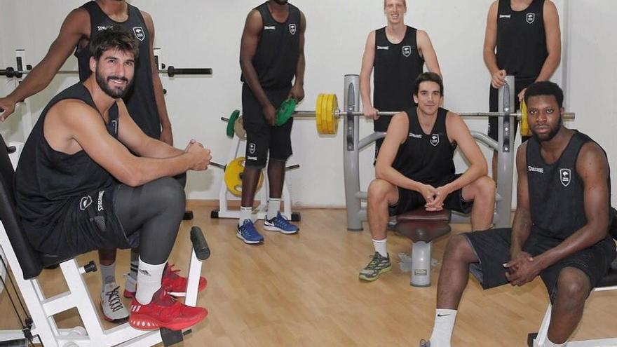 Los jugadores que empezaron ayer la pretemporada con el Unicaja, juntos en el trabajo de gimnasio.