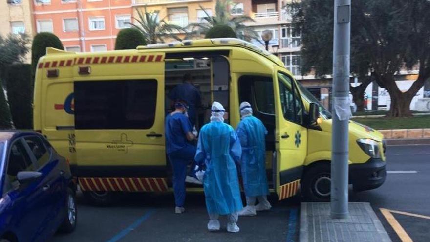 Personal sanitario junto a una ambulancia en Cartagena