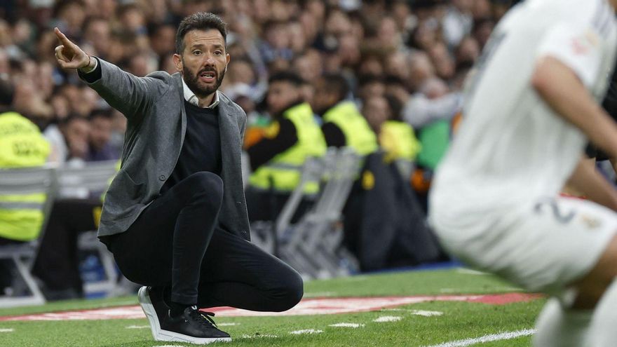 El entrenador del Valencia, Carlos Corberán, se ha erigido en el líder del club de cara al mercado de fichajes y renovaciones. | CHEMA MOYA/EFE