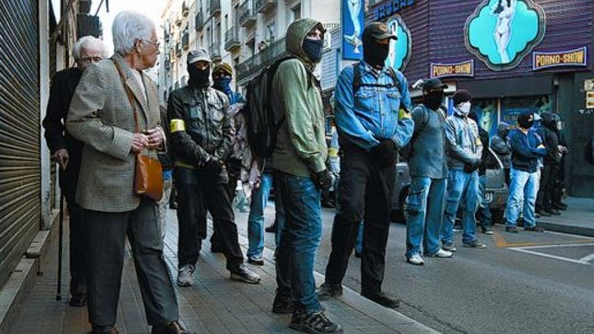 Camuflados, pero menos  Mossos de paisano identificados, en la calle Nou de la Rambla, ayer.