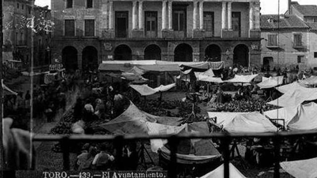 Toro, con su plaza mayor y Ayuntamiento, alrededor de 1867-1870