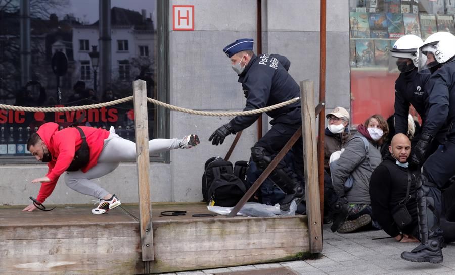 Un agente detiene a uno de los manifestantes frente a la Estación Central.