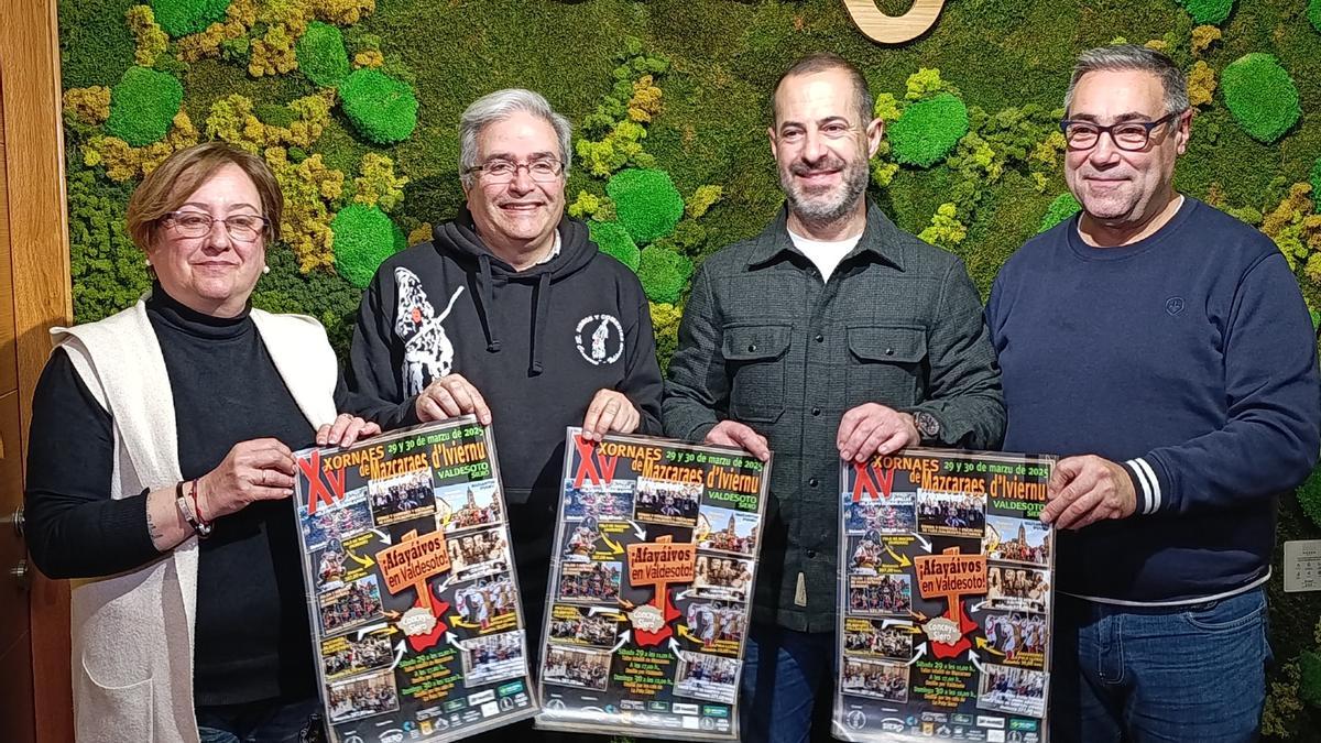 Por la izquierda, Ana Nosti, Pablo Canal, Ángel García y Pergentino Martínez durante la presentación de la XV Mascaraes d'Iviernu de los Sidros y Comedies de Valdesoto.