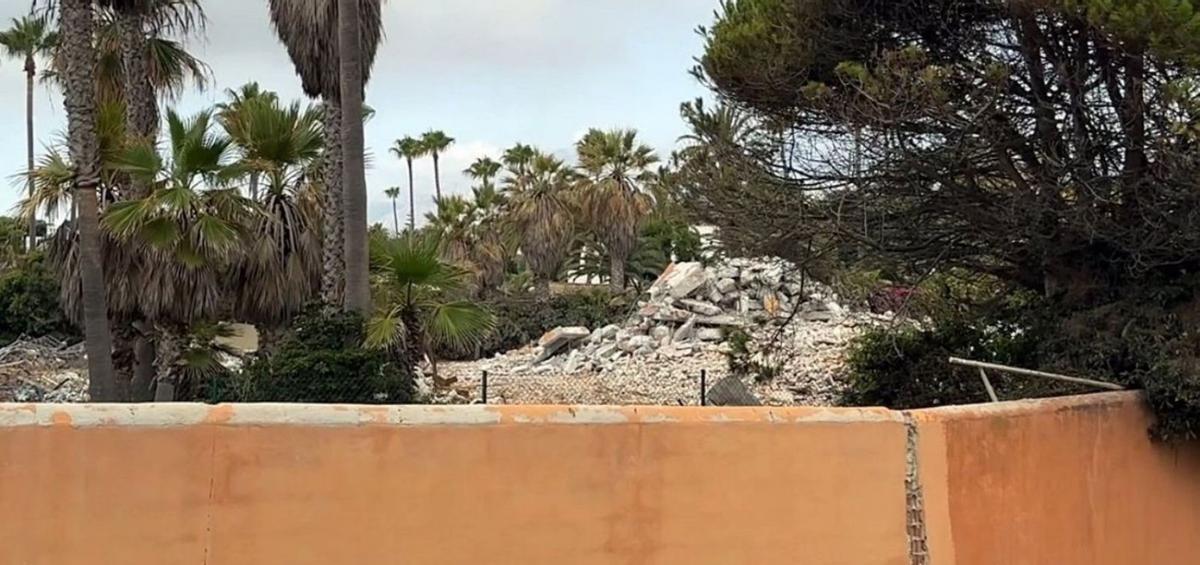 Escombros en la parcela que ocupó el chalé ‘La Gaviota’, del actor Antonio Banderas. | L.O.