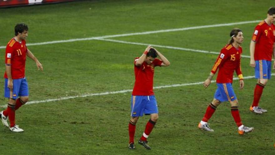 Los jugadores de la selección, cabizbajos, tras caer ante Suiza