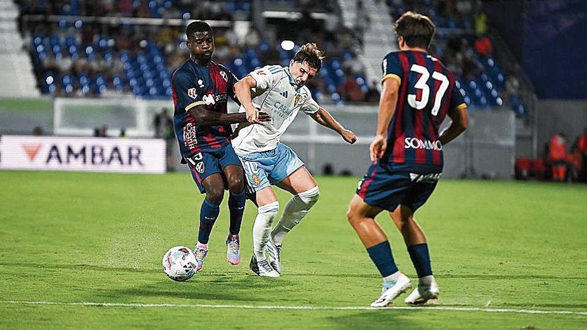 Ntamack presiona a Guti en el derbi en verano en el Memorial Carlos Lapetra.