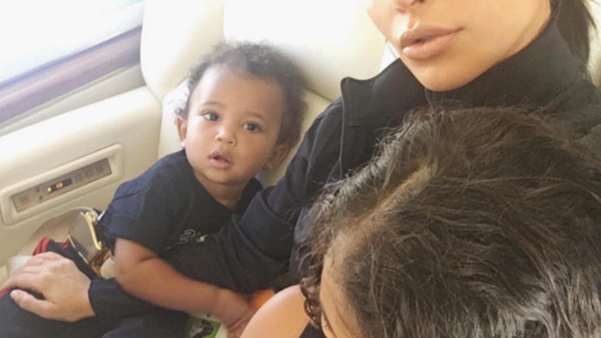 Kim Kardashian con sus hijos