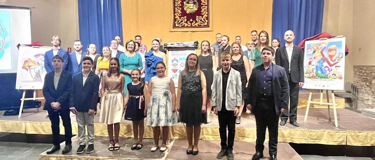 Foto de familia del acto de presentación de los diseños de las dos fallas que plantará el Ayuntamiento de Benicarló.