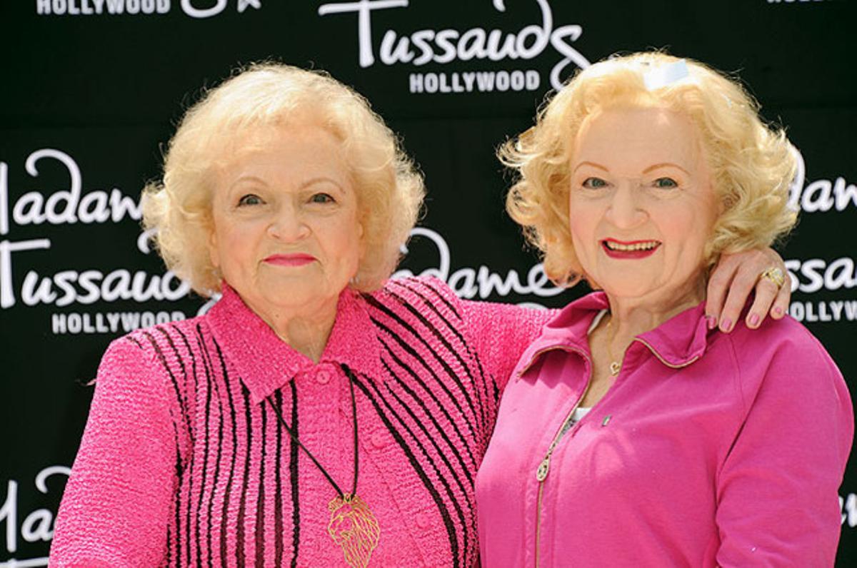 Betty White, que va saltar a la fama per interpretar Rose a ’Las chicas de oro’, assisteix a la presentació de la seva figura de cera al museu de Madame Tussauds de Los Angeles.