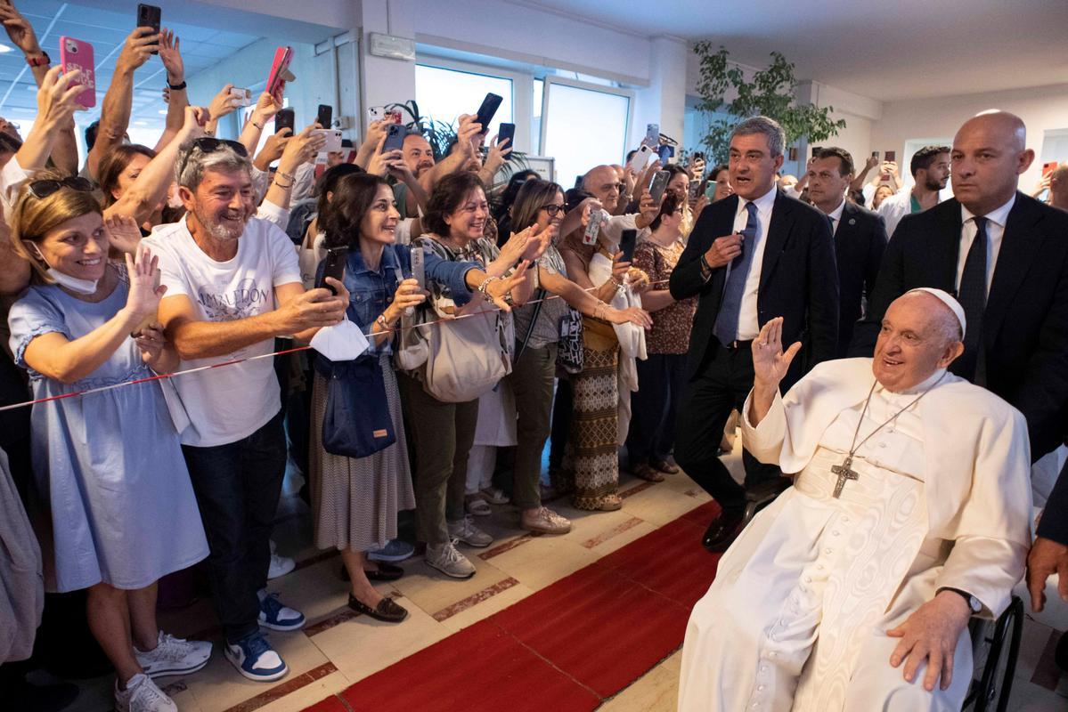 El Papa sale del hospital tras ser operado de una hernia abdominal