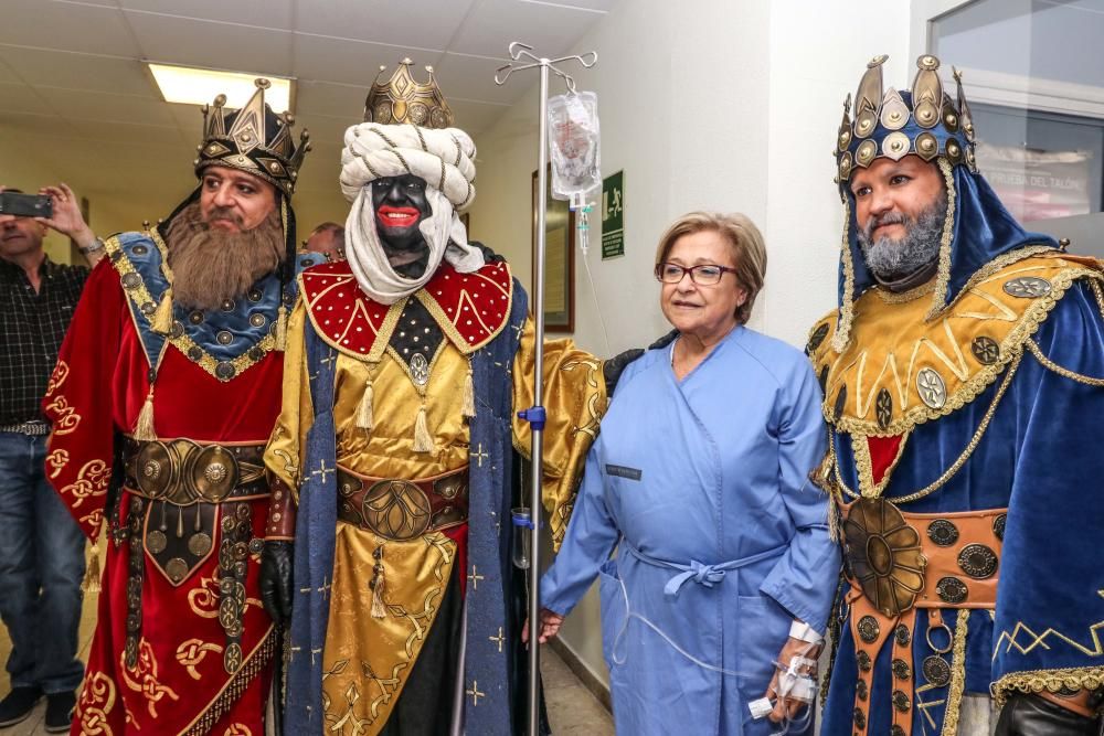 Los Reyes Magos visitan a niños y mayores