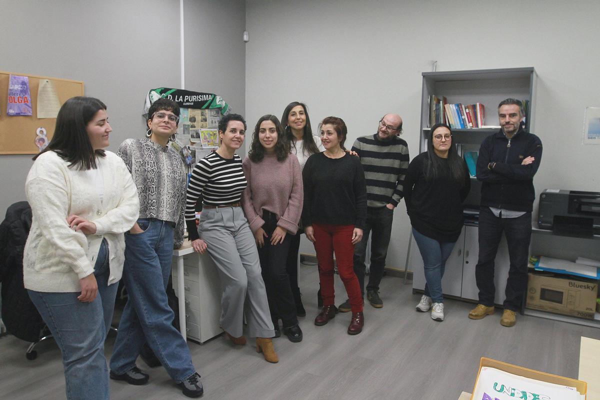 El equipo de la asociación Trama, en sus instalaciones en Ourense.