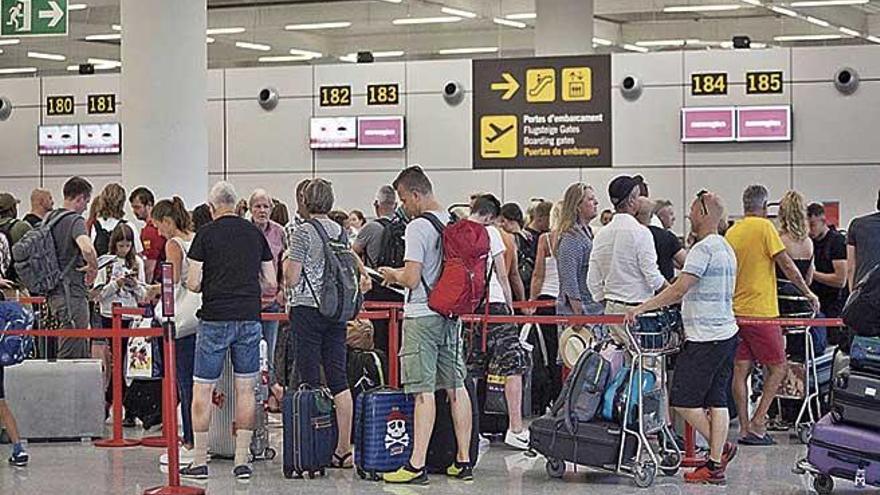 Pasajeros ayer en el área de facturación en el aeropuerto.