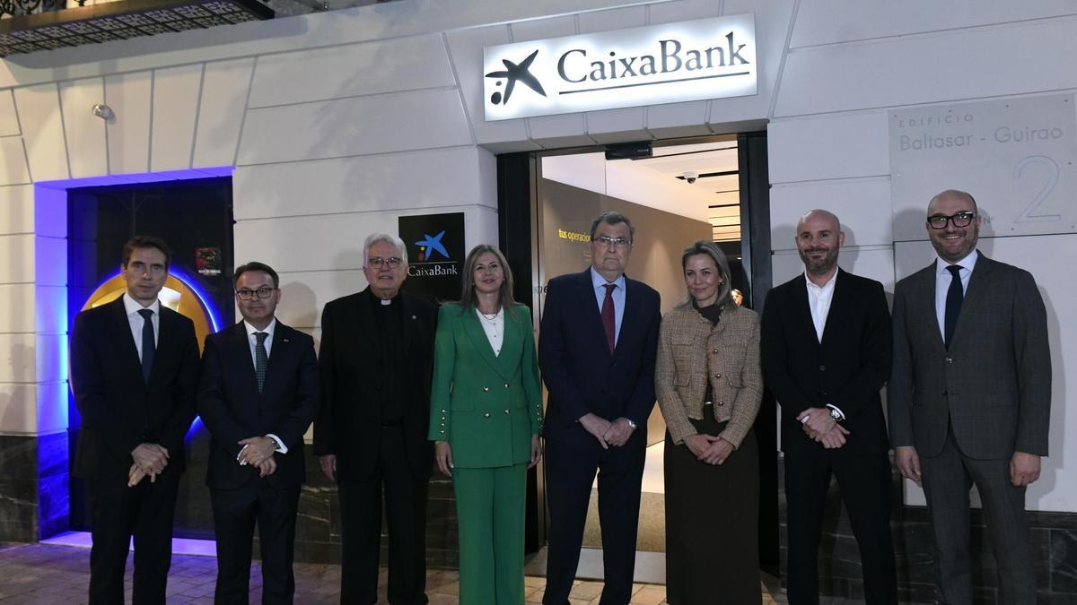 Foto de familia de la inauguración de la nueva oficina Store de CaixaBank en Murcia.