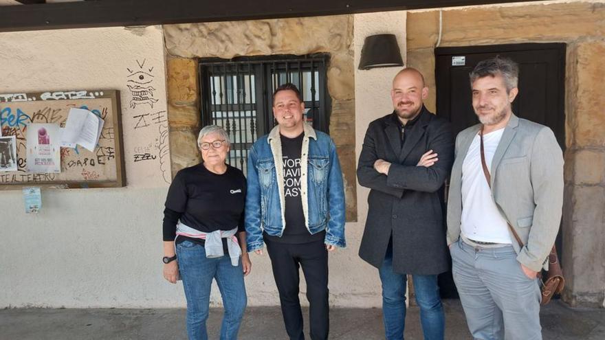 Por la izquierda, Belén García, Sergio Álvarez, Miguel Barrero y Adolfo P. Suárez, este miércoles, delante de la Casa del Chino, en Cimadevilla. | S. G.